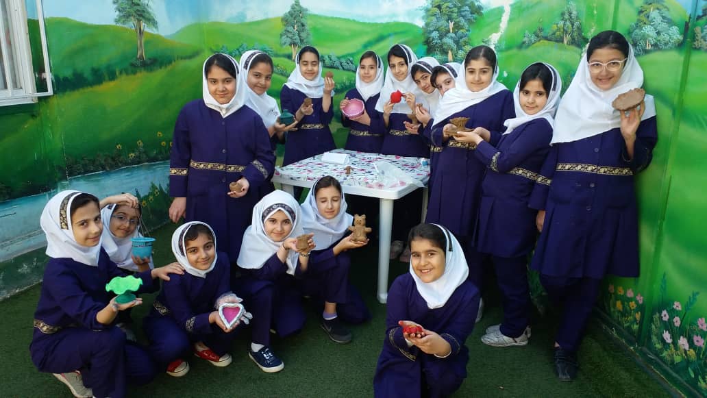 روزهای پایانی سال تحصیلی با سفالگری هنرمندان چهارم «الف»